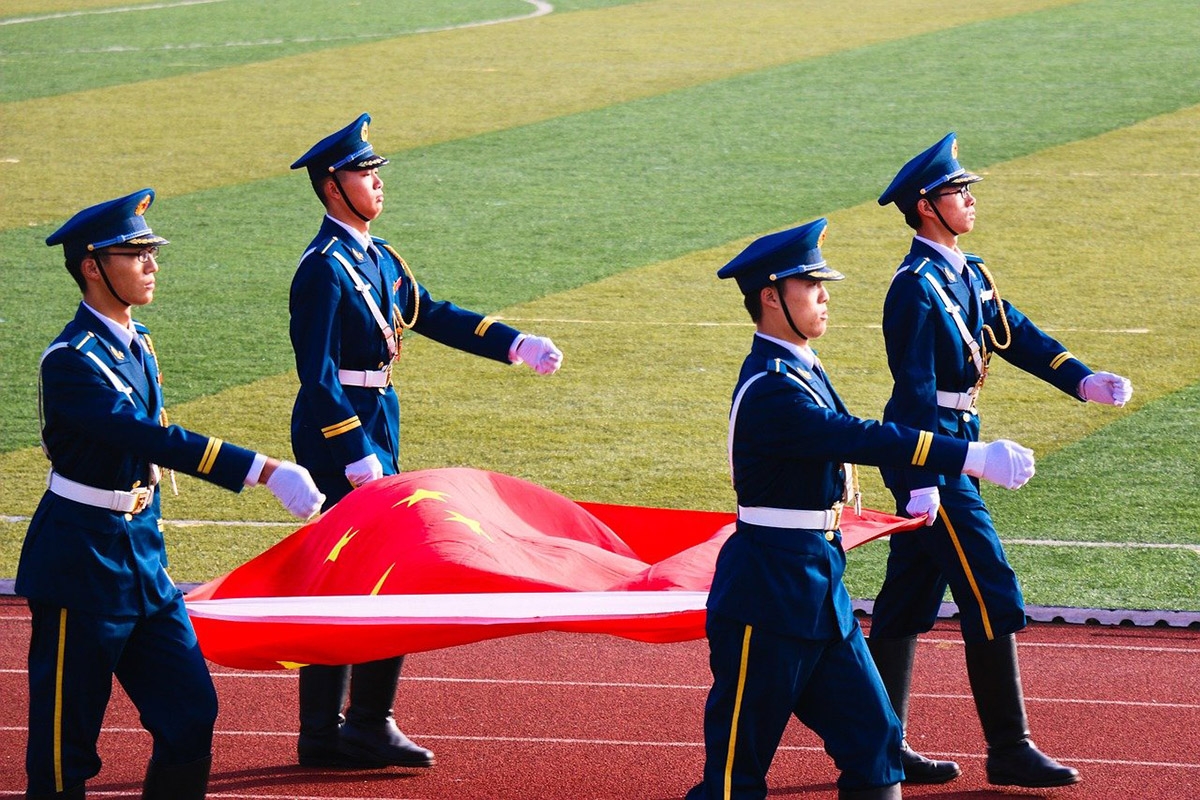Soldaten mit chinesischer Flagge