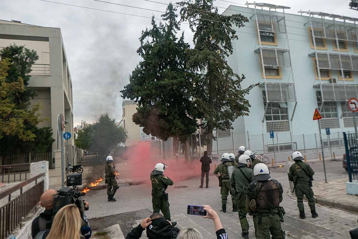 Berufsschule in Thessaloniki, aus der Molotow-Cocktails geworfen wurden