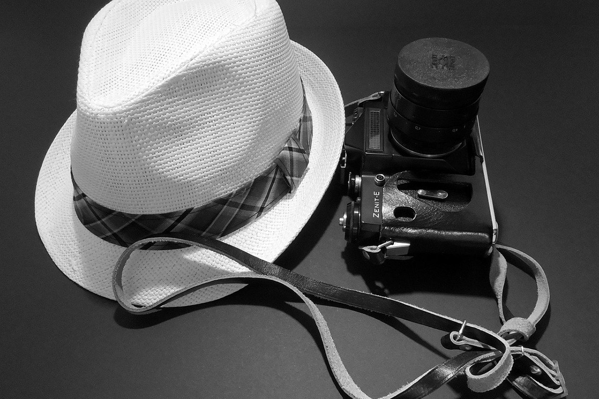 Schwarzweiß Fotografie: Kamera und Hut