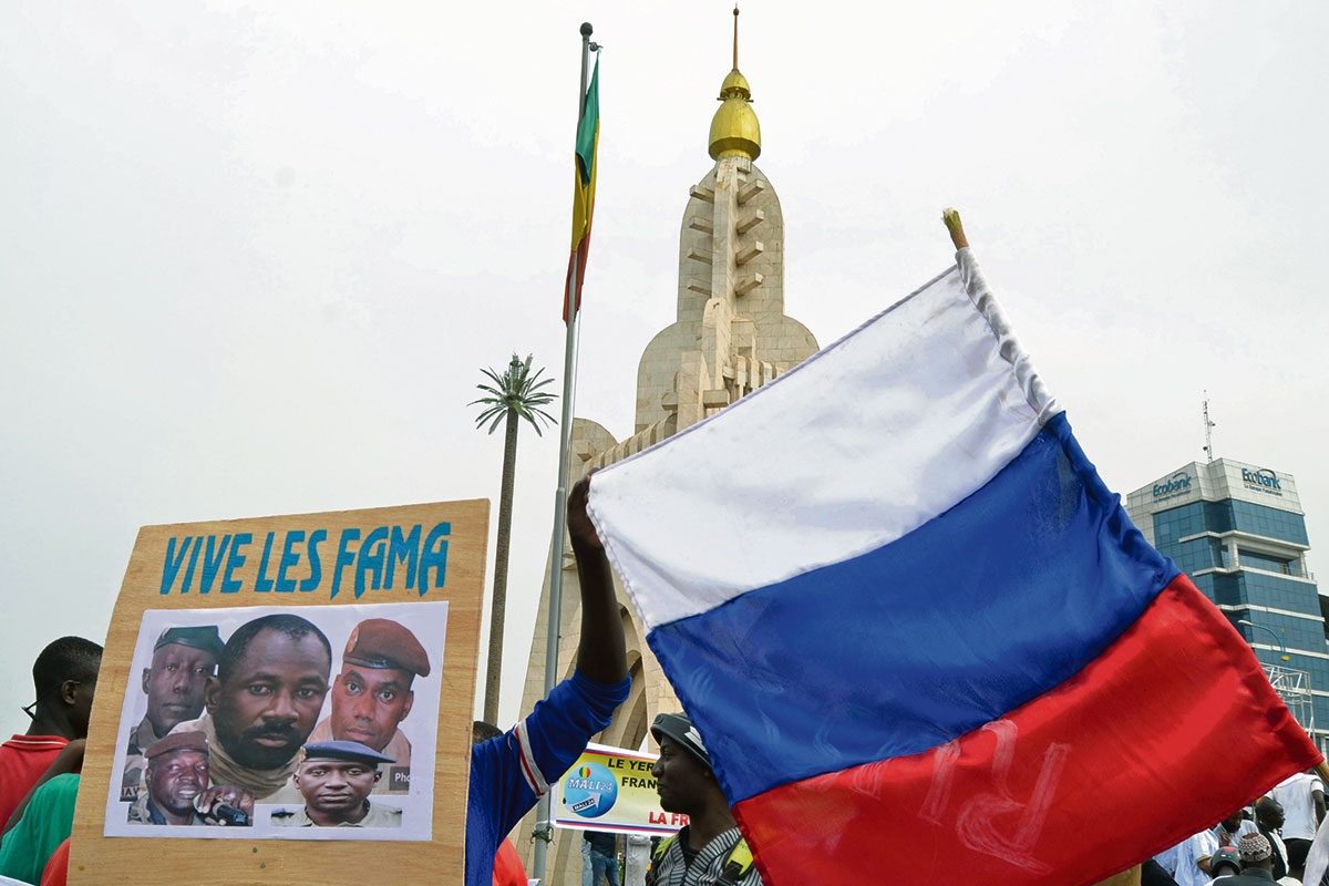 Russische Flagge bei einer Demonstration zur Unterstützung der Putschregierung um Assimi Goïta in Bamako, Mali