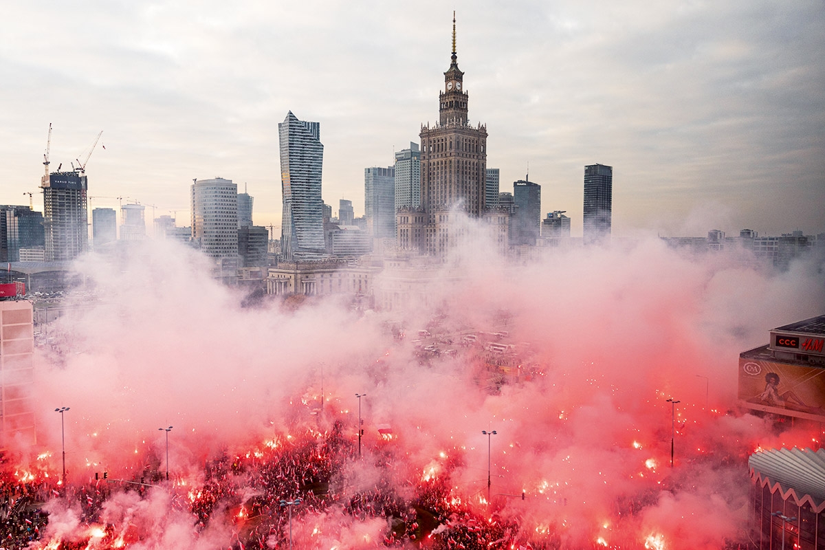 Warschau in rotem Rauch beim Unabhängigkeitsmarsch am 11. November