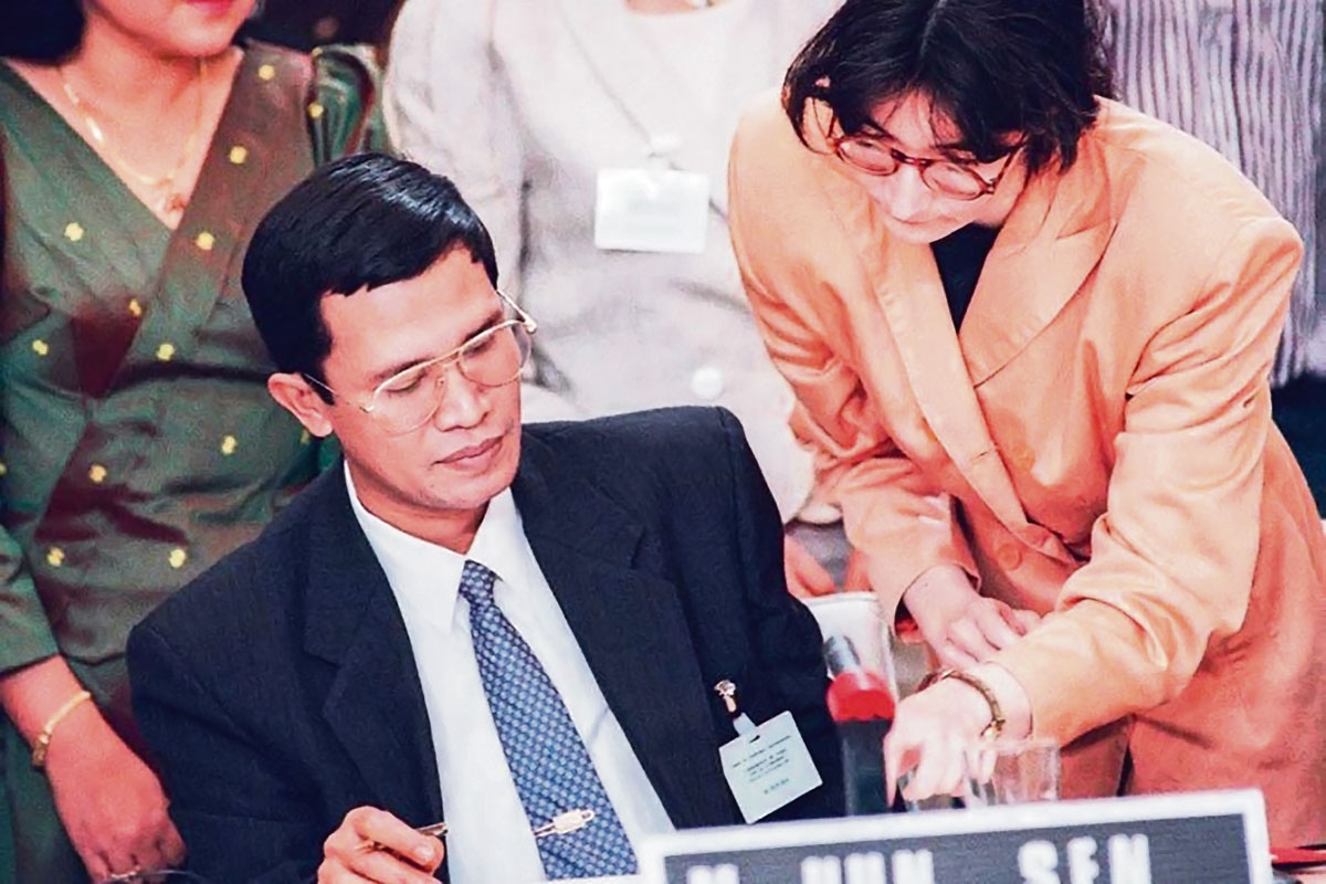Hun Sen unterzeichnet die Friedensverträge in Paris