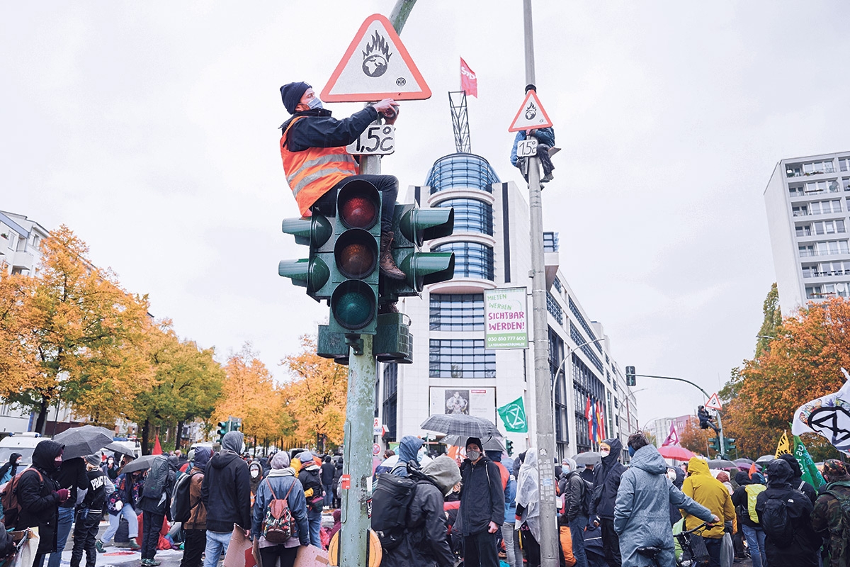 Protestierende beim »Klimastreik« vor dem Willy-Brandt-Haus