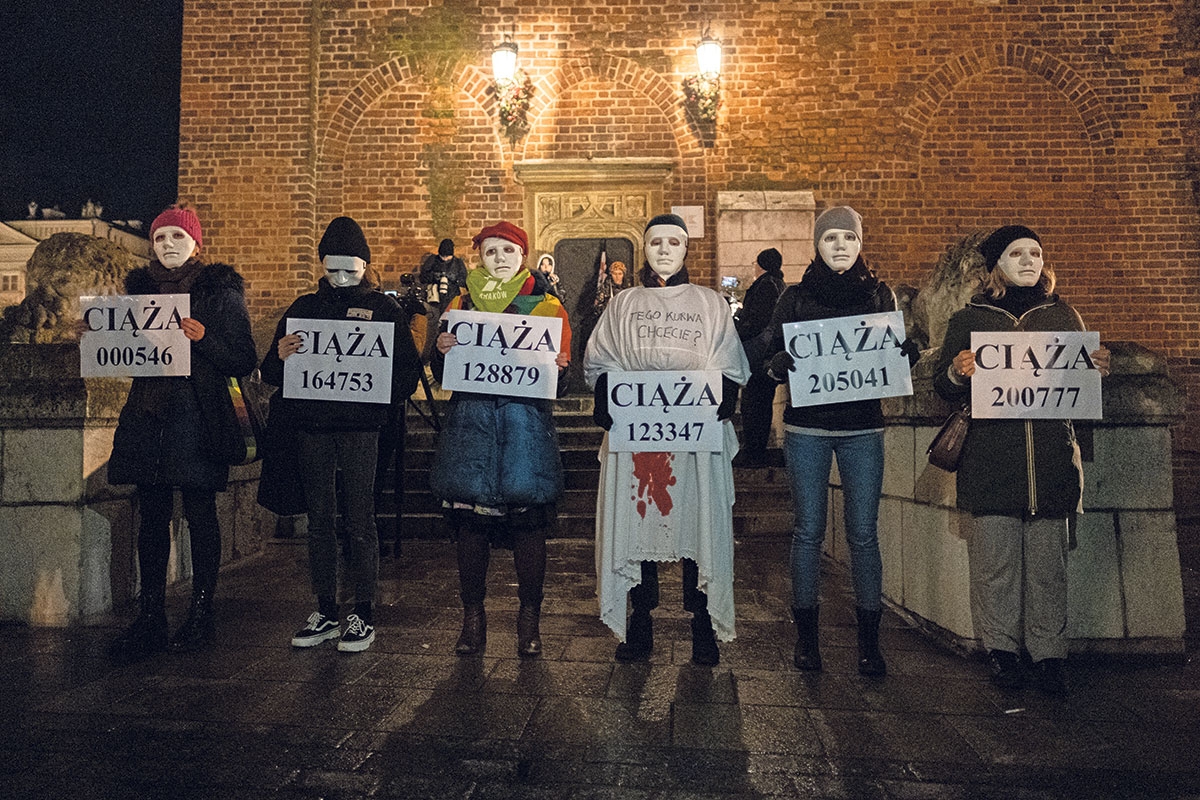 Feministinnen protestieren in Krakau gegen die geplante Registrierung von Schwangerschaften
