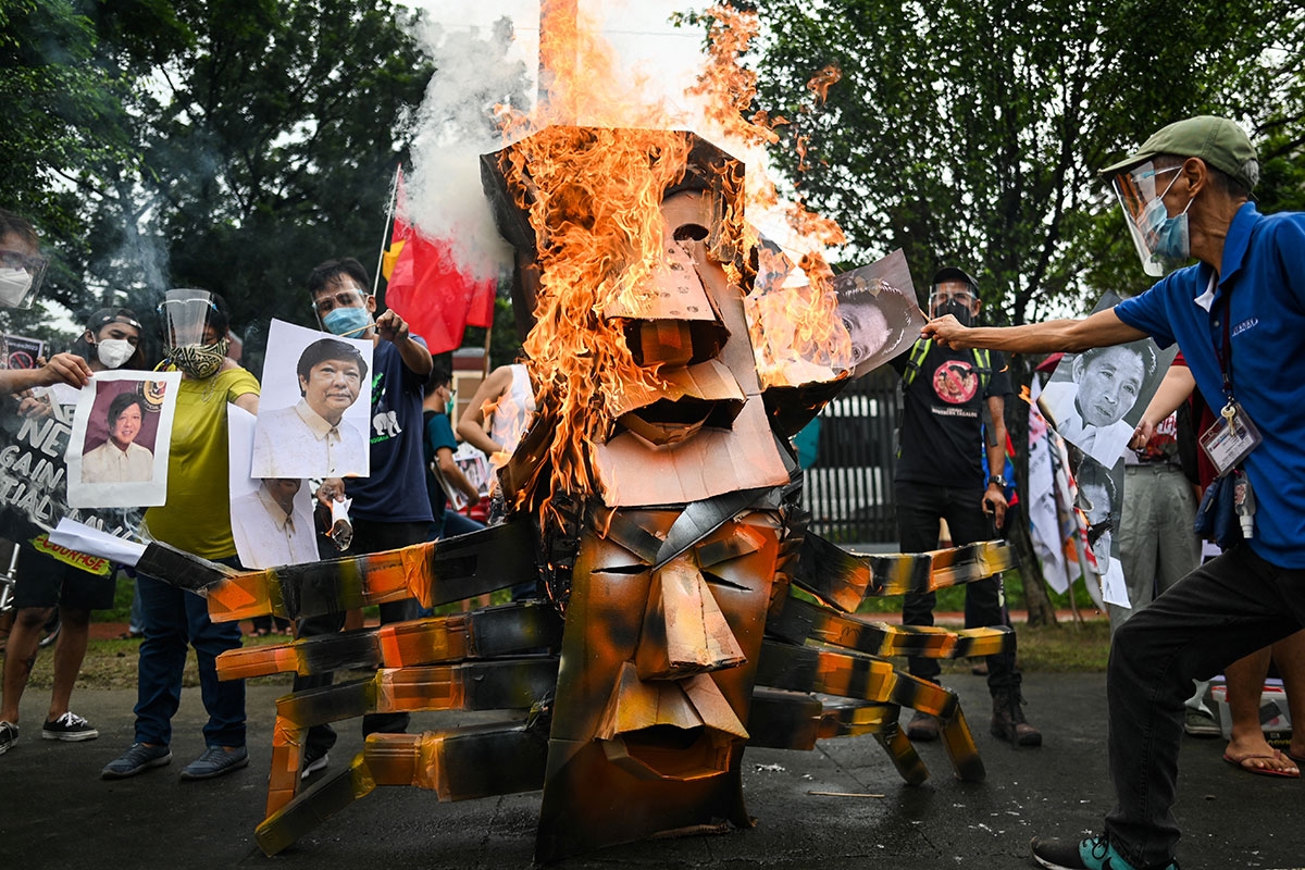In Quezon City verbrennen Protestierende Bilder von Rodrigo Duterte und Ferdinand Marcos junior