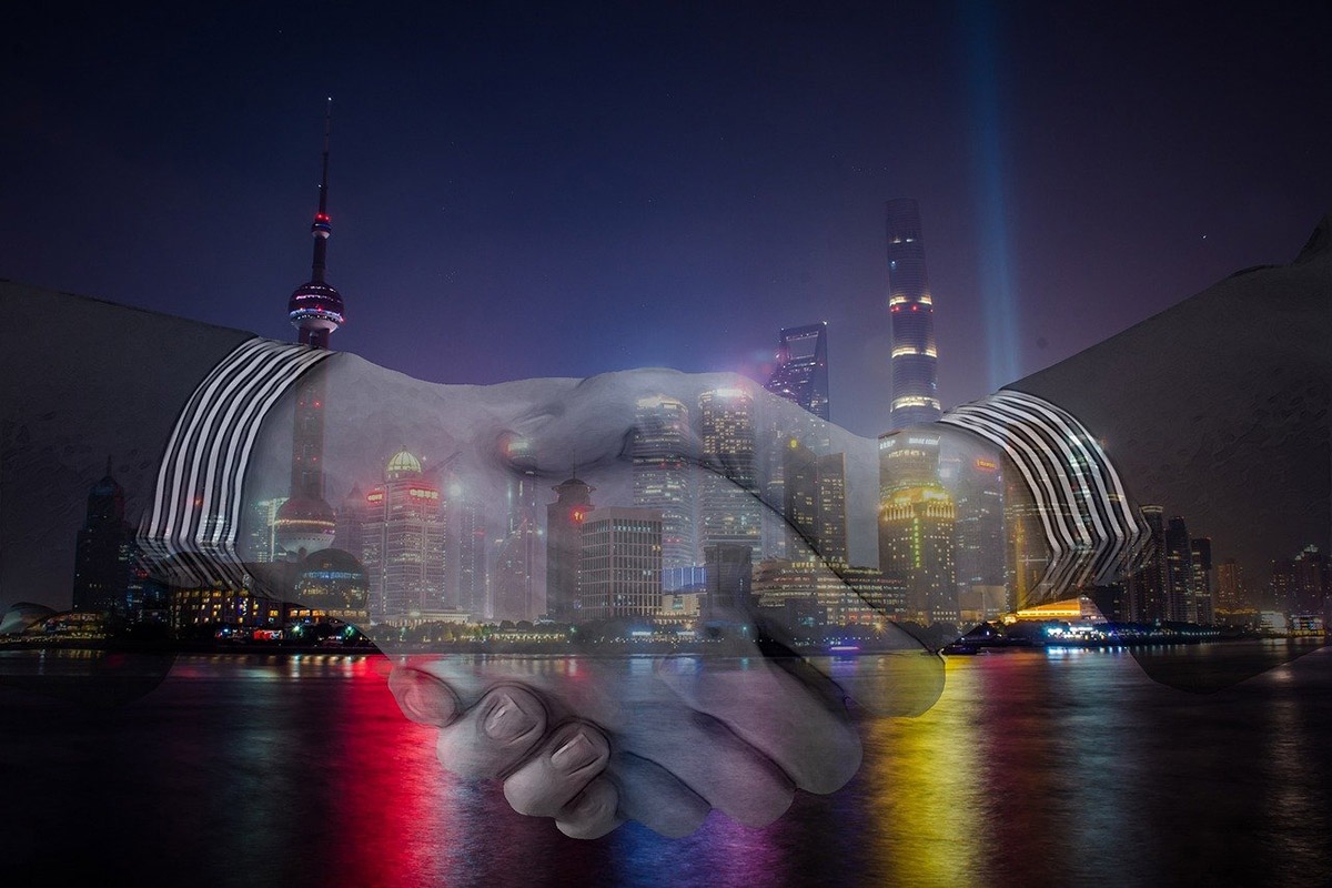Fotomontage: Handshake vor Skyline