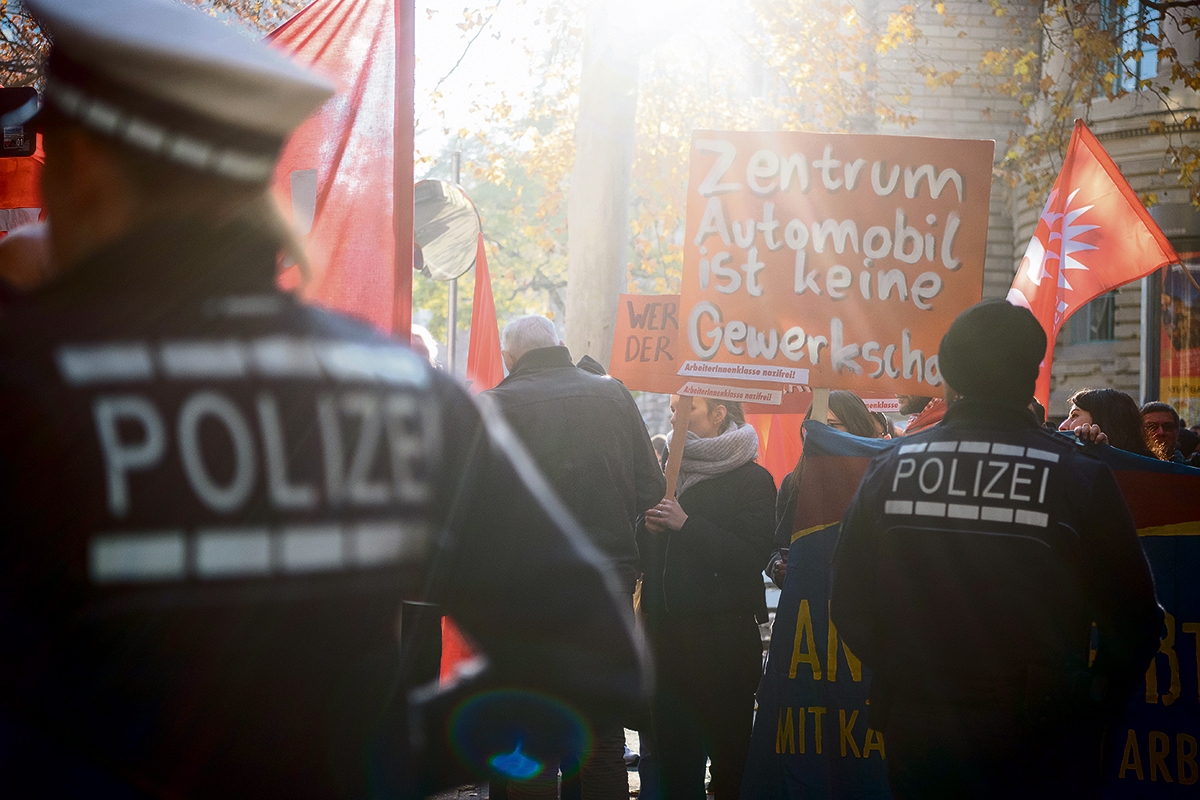 »Zentrum Automobil ist keine Gewerkschaft«, Aufschrift eines Schilds bei einer Demonstration in Stuttgart