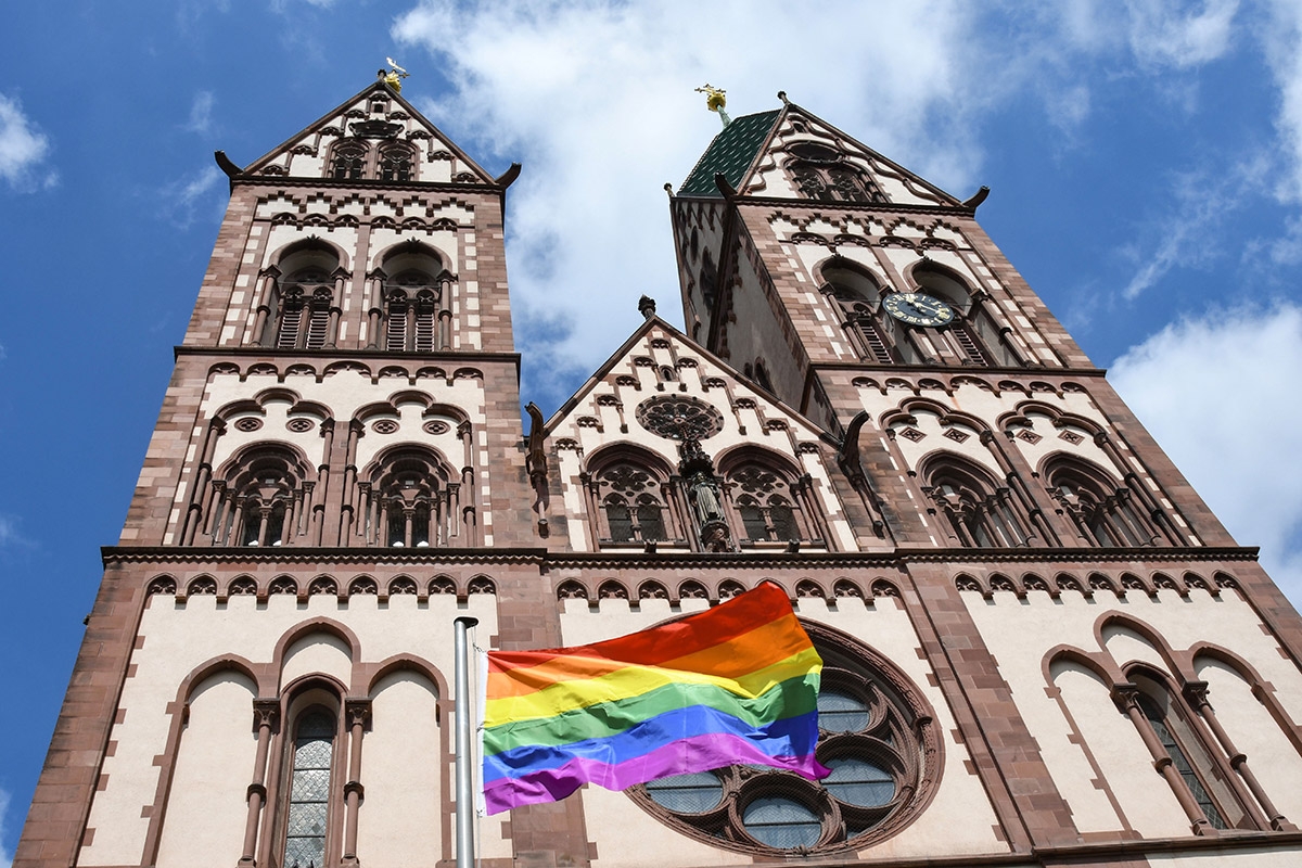 Eine Regenbogenfahne weht an der an der Herz-Jesu-Kirche in Freiburg