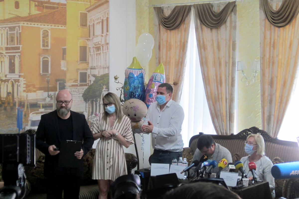 Der Chef der ukrainischen Firma Biotexcom, Albert Totschilowski, gratuliert den wegen der Covid-19-Pandemie mit Sondergenehmigung eingeflogenen Paaren aus Argentinien und Spanien zu ihren Kindern