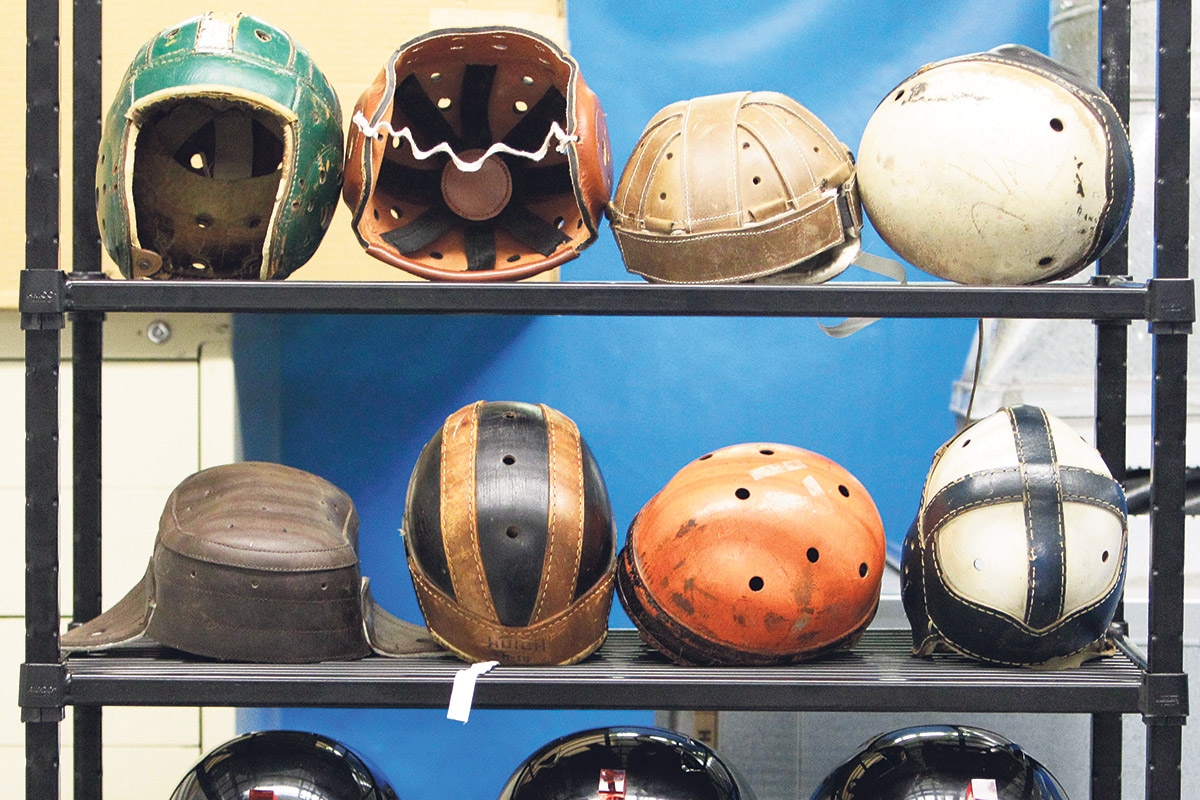 American-Football-Helme aus verschiedenen Jahrhunderten und ­Materialien