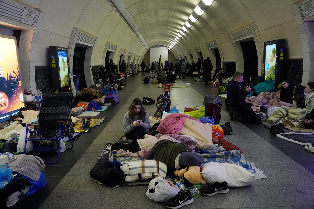 Vor allem Famillien suchen über Nacht Schutz in Kiewer U-Bahn-Stationen