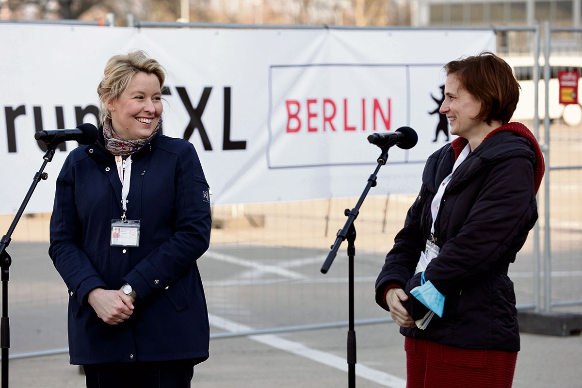 Berlins Regierende Bürgermeisterin Giffey (SPD) und Sozialsenatorin Kipping (Linkspartei) bei der Eröffnung des Ankunftszentrums Tegel, 20. März