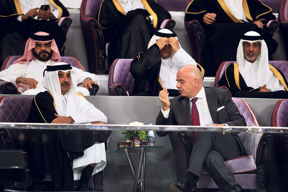 Der Emir von Katar, Tamim bin Hamad al-Thani, und der Fifa-Präsident Gianni Infantino im Khalifa International Stadium in Doha, 18. März