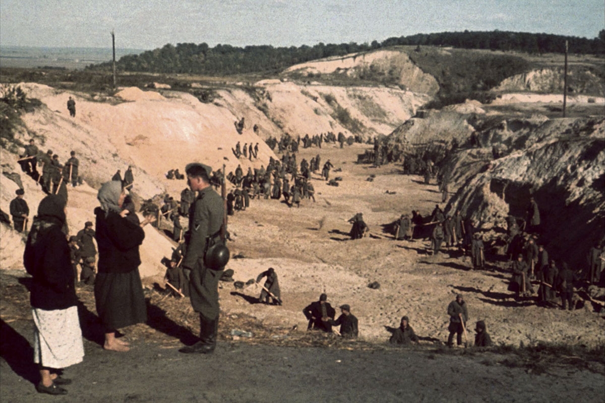 Sowjetische Kriegsgefangene bedecken am 1. Oktober 1941 ein Massengrab nach dem Massaker von Babyn Jar
