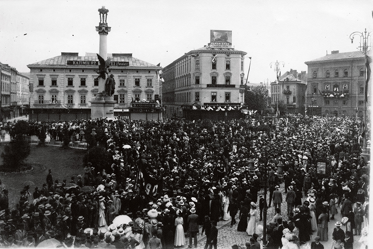 Historische Aufnahme einer sozialistischen Kundgebung zum 1. Mai