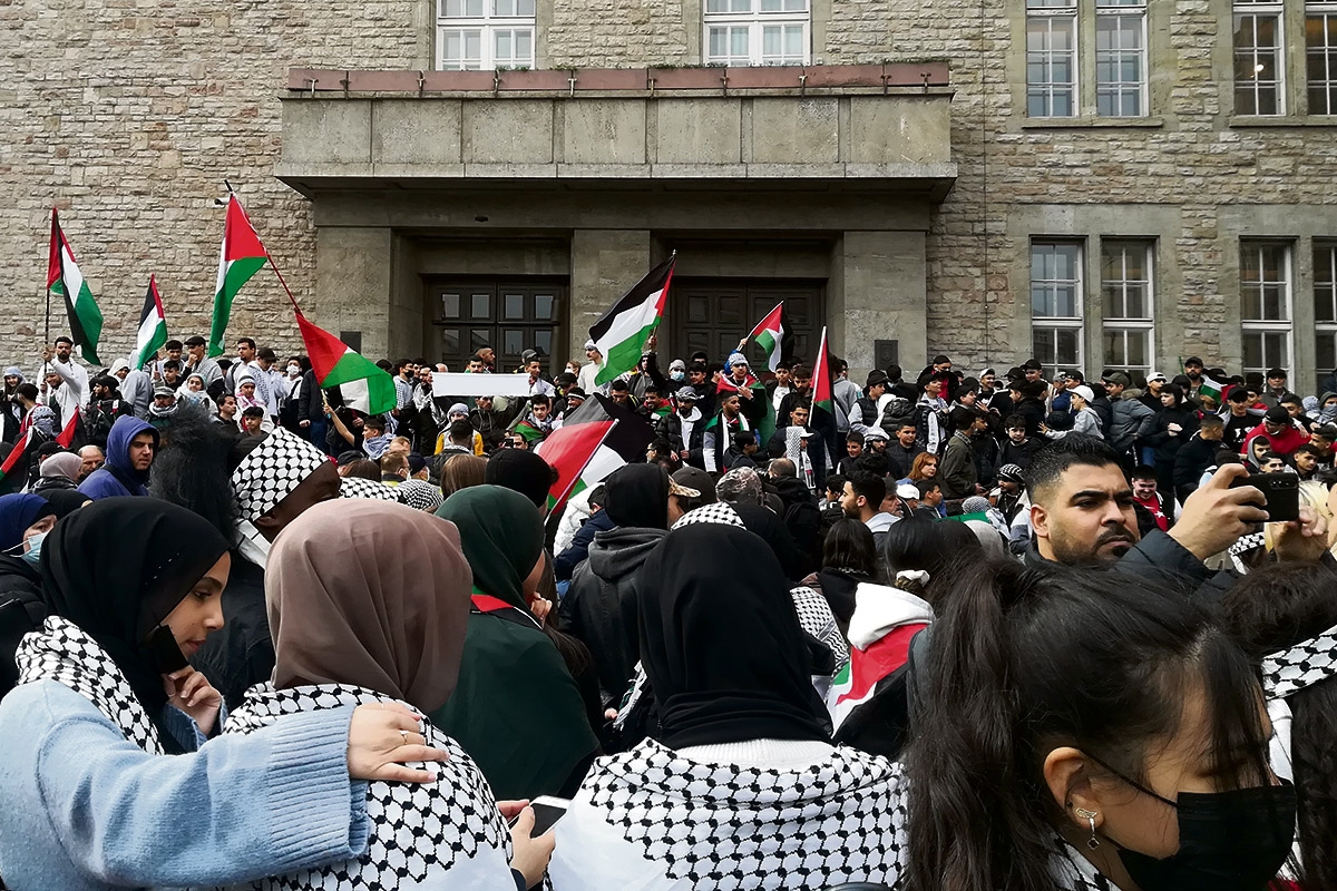 Vor dem Rathaus Neukölln in Berlin tragen Teilnehmende der ­Demonstration am 22. April Palästina-Flaggen, Kopftücher und Kufiyas