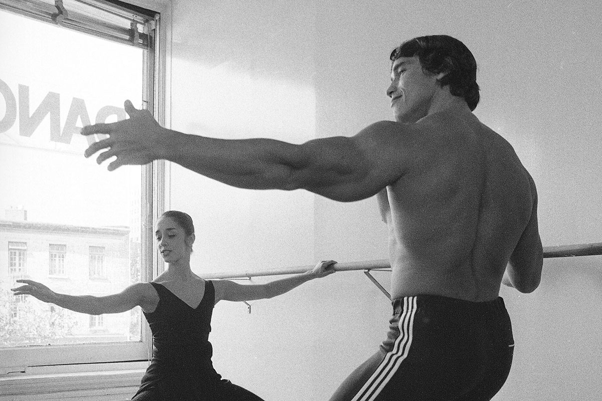 Arnold Schwarze­negger nimmt eine Ballettstunde