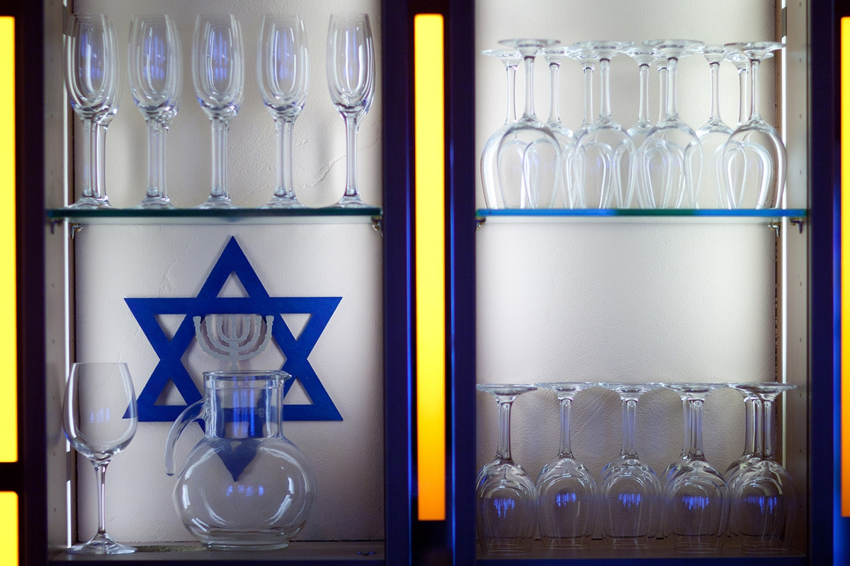 Ein Regal im jüdischen Restaurant »Schalom« in Chemnitz