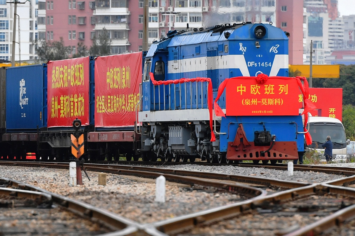 Ein Zug auf der Bahnstrecke von Guangzhou nach Moskau