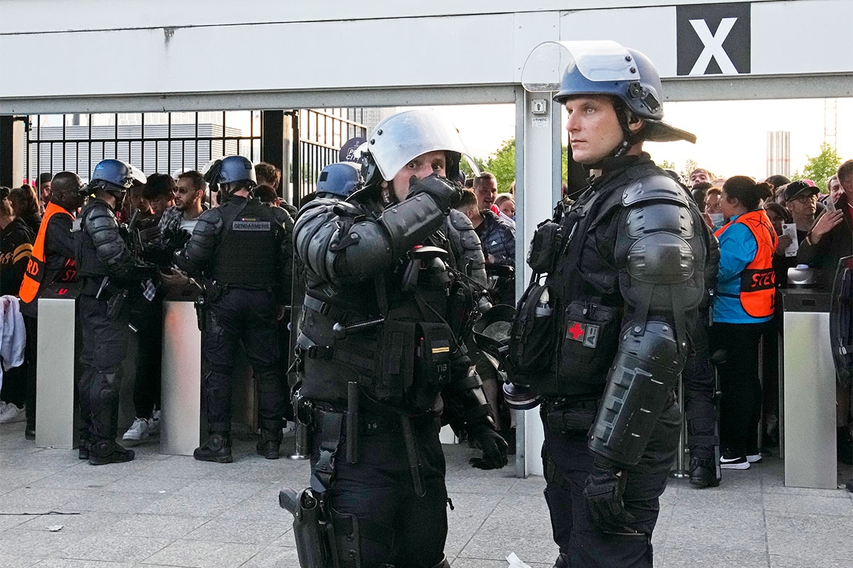 Polizisten stehen vor dem Finale der Uefa Champions League an einem Eingang zum Stade de France im Pariser Vorort Saint-Denis