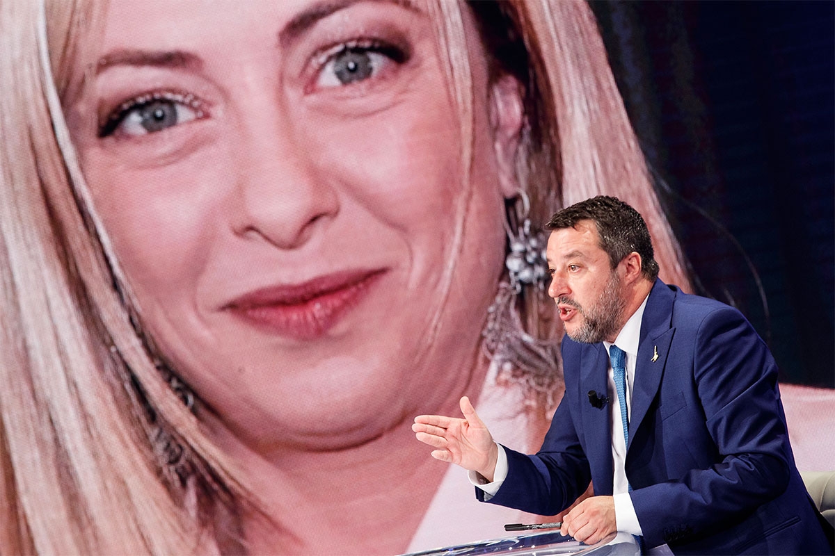 Matteo Salvini (Lega) in der Talkshow »Porta a Porta« vor einer Ansicht von Giorgia Meloni auf dem Großbildschirm