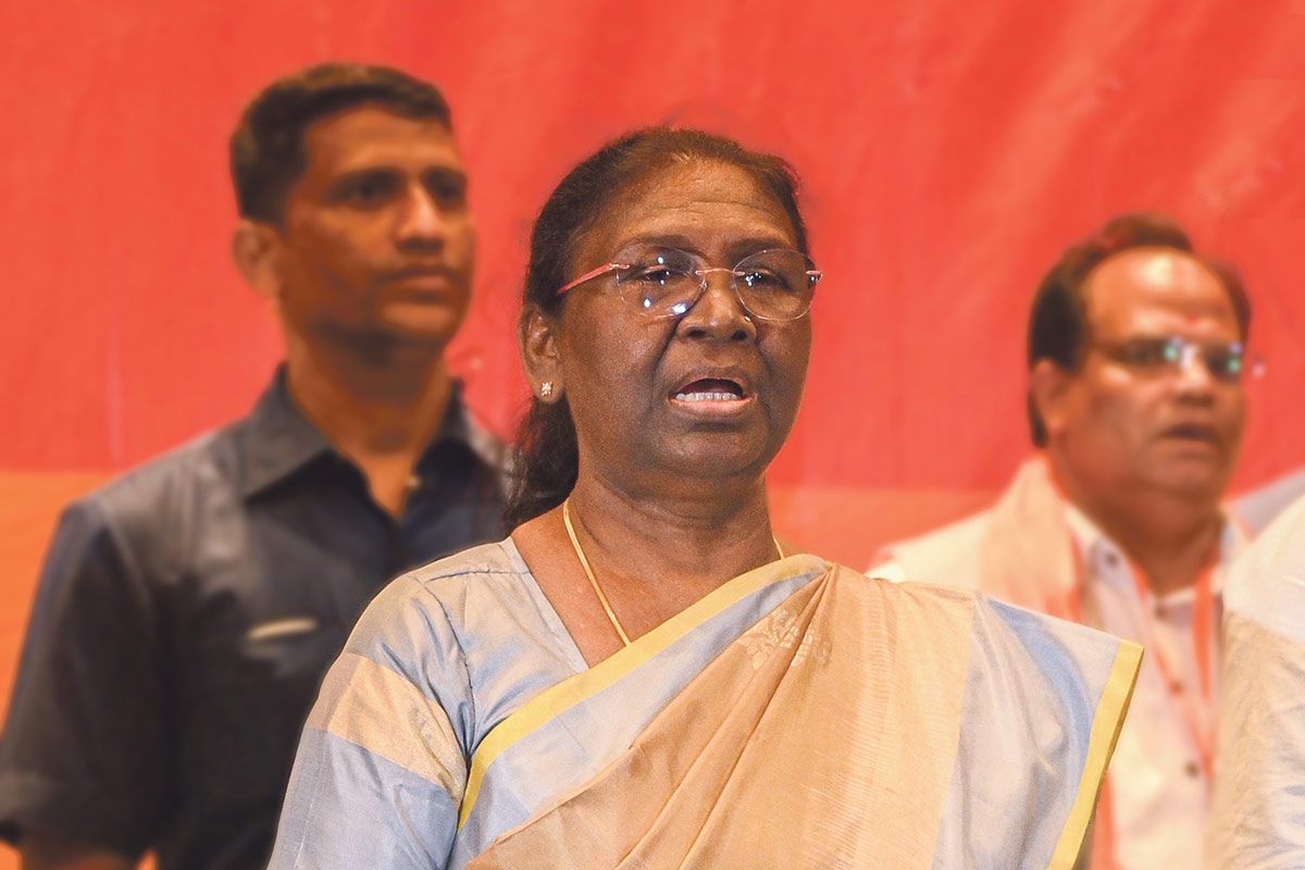 Draupadi Murmu singt Indiens Nationalhymne bei einem Treffen der BJP in Kolkata