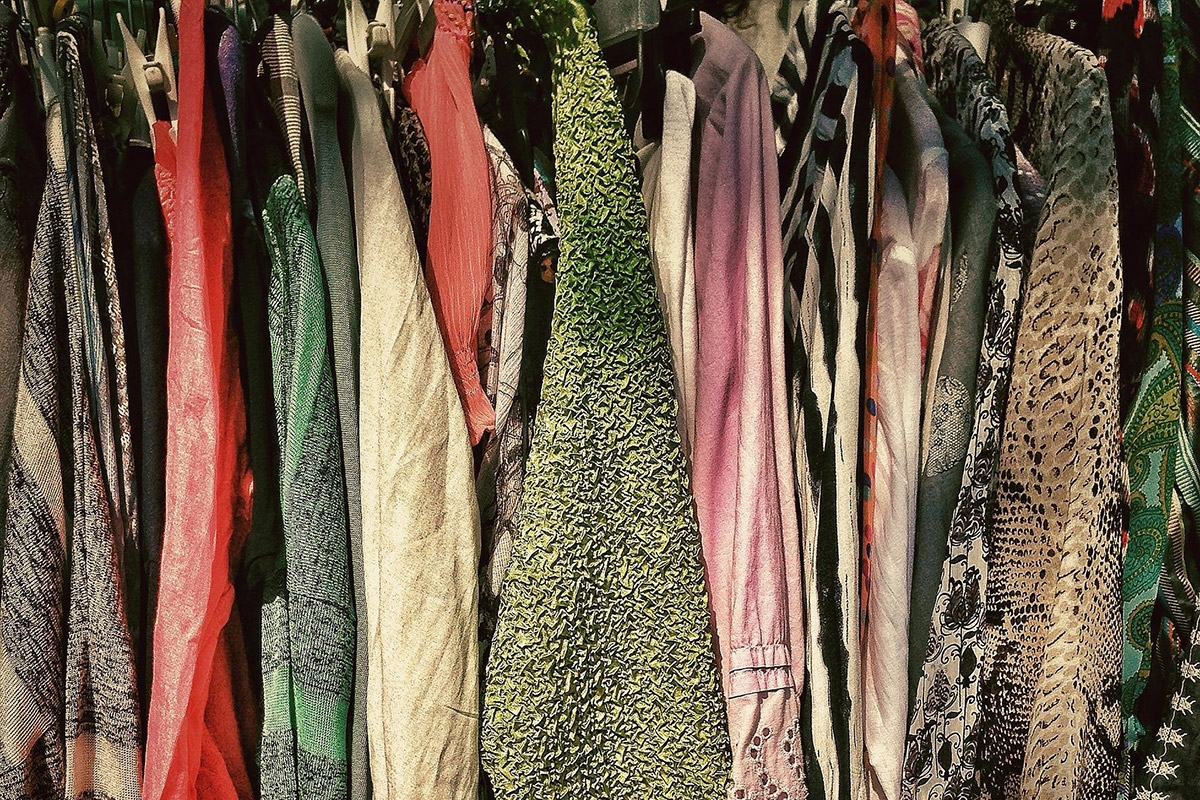Kleiderständer auf einem Flohmarkt