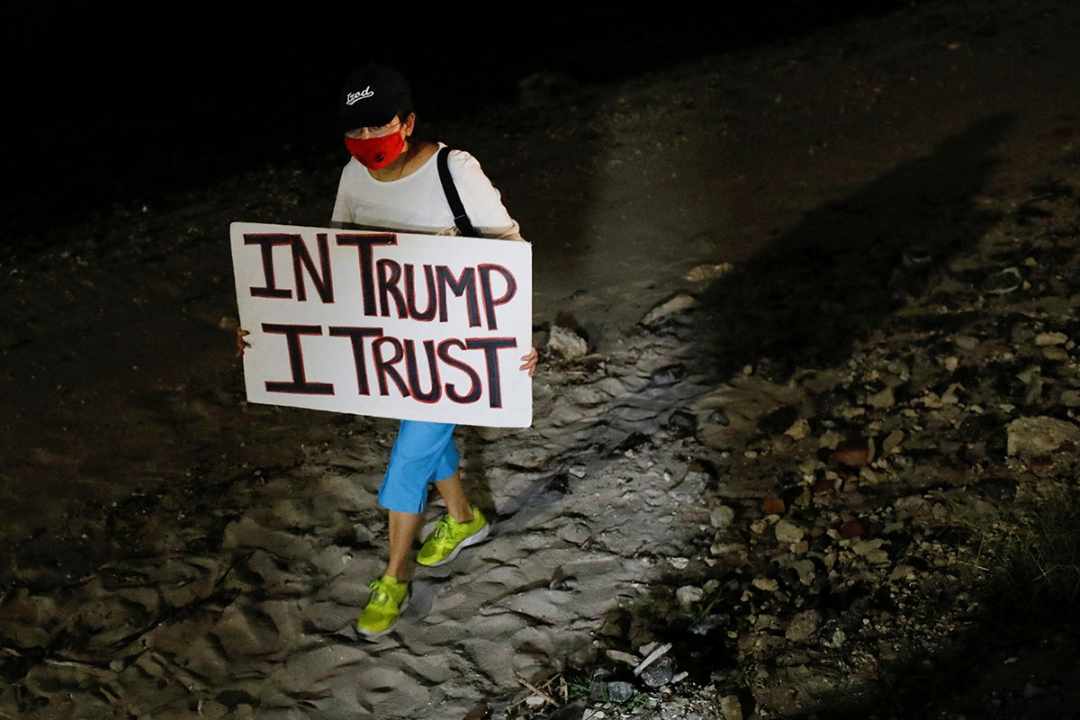 Trump-Fan hält ein Schild mit dem Schriftzug In Trump I trust