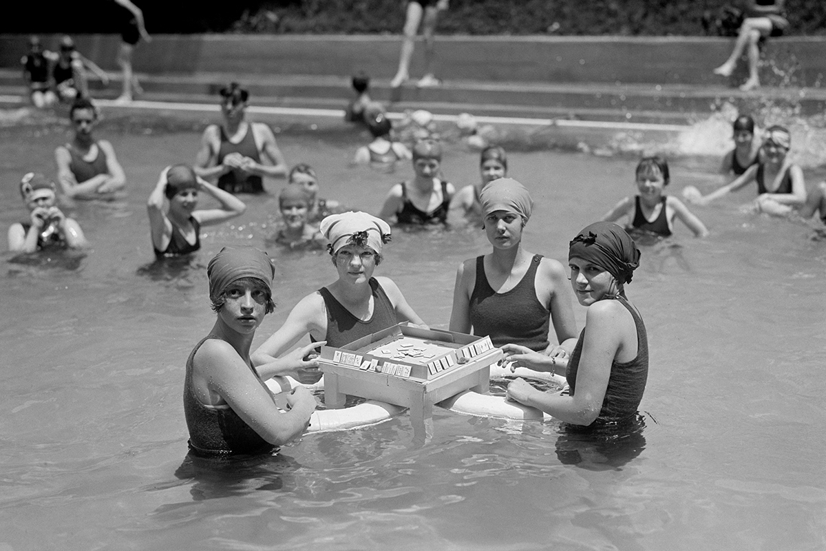 Frauen spielen Majong im Schwimmbad