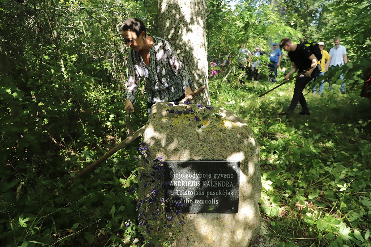 Tolstoj Anhänger im Wald von Litauen