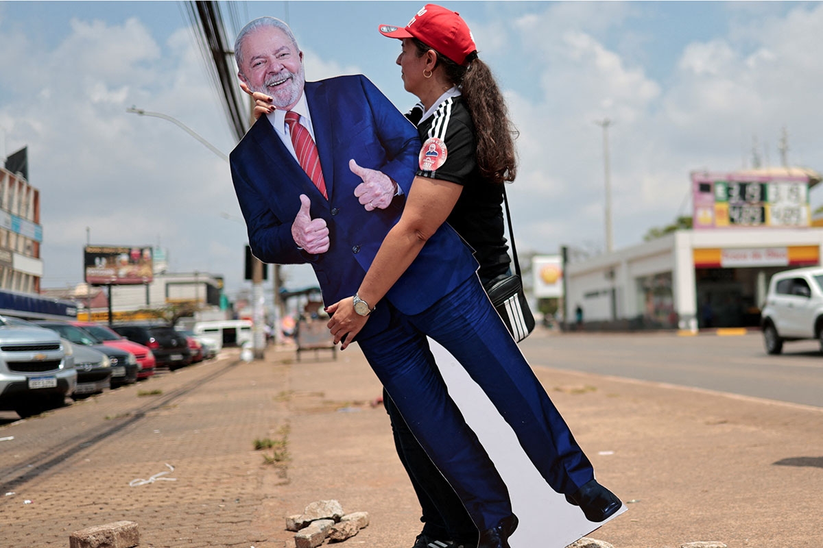 Ein »Lula« Pappaufsteller mit Wahlkampfhelferin