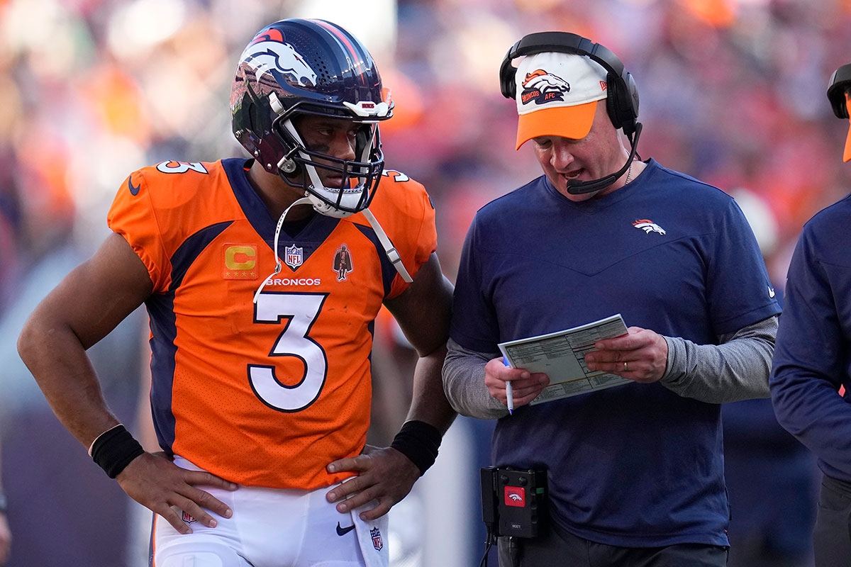 Der Head Coach der Denver Broncos, Nathaniel Hackett, erklärt seinem Quarterback Russell Wilson, was er tun soll.