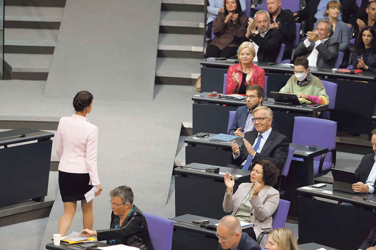 Sahra Wagenknecht nach ihrer Rede zum Ukraine-Krieg im Bundestag