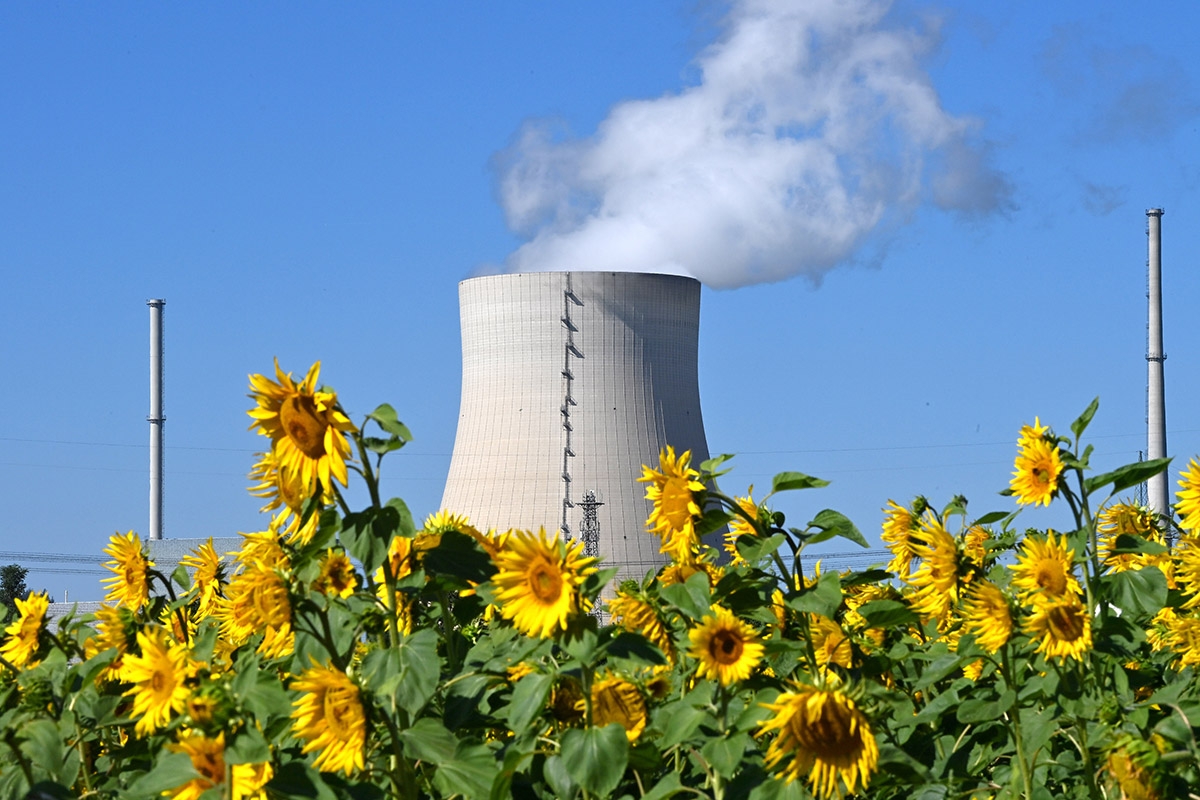 Das Atomkraftwerk Isar 2 mit Sonnenblumen
