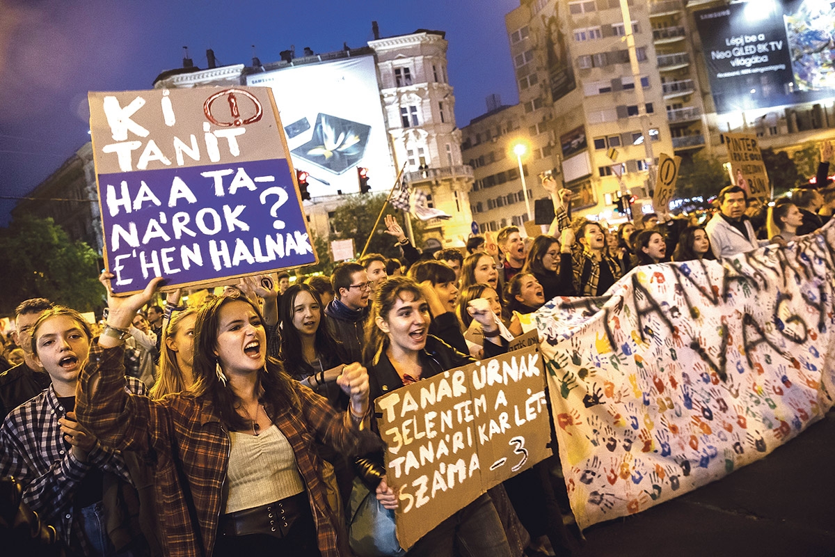 In Ungarn organisieren Schülerinnen Solidaritätsdemos für ihre schlecht bezahlten Lehrer,