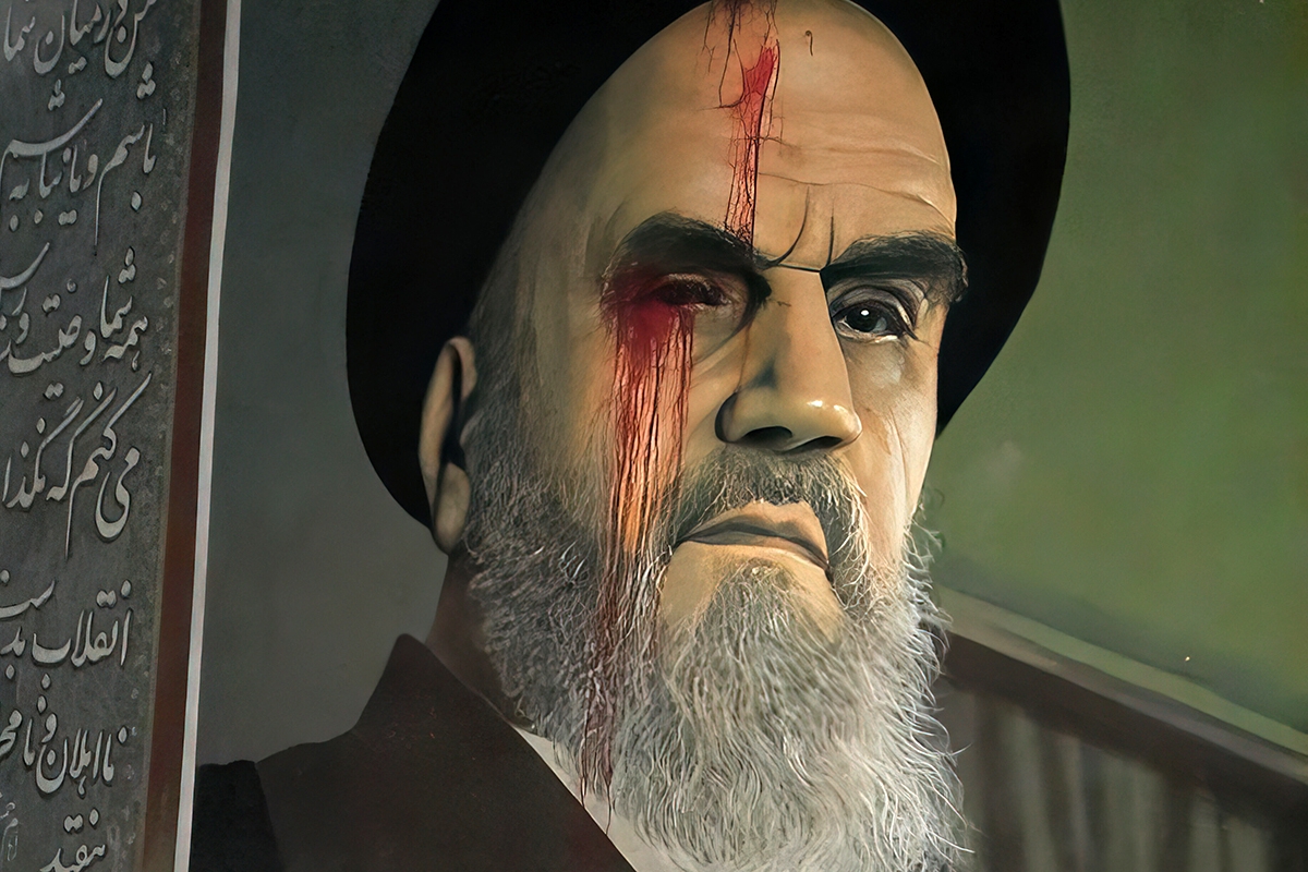 Ein Proträt von Khamenei, das mit roter Farbe beworfen wurde