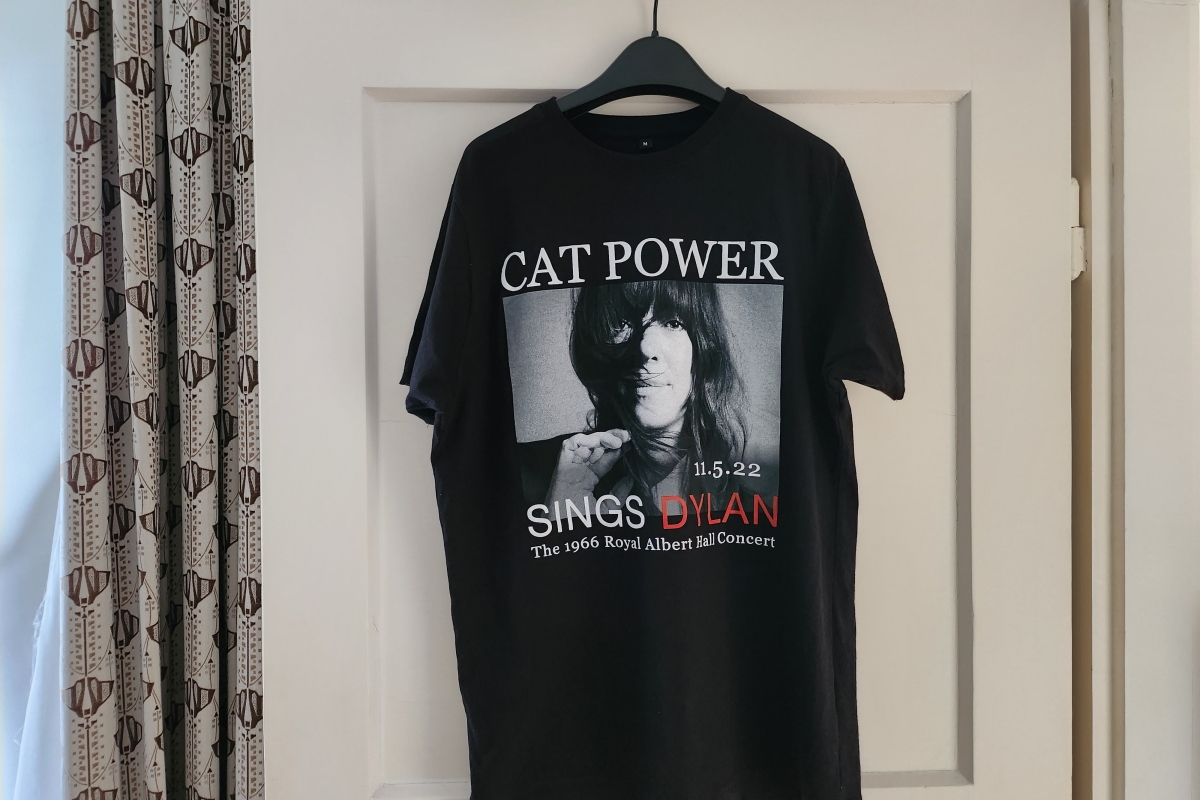 Ein T-Shirt mit der Aufschrift "Cat Power sings Dylan"