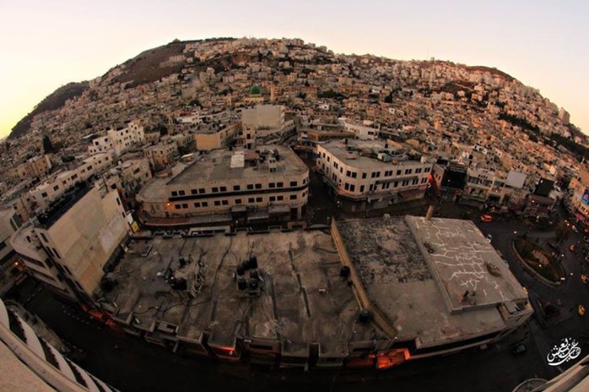 eine Weitwinkel- Luftaufnahme der Stadt Nablus