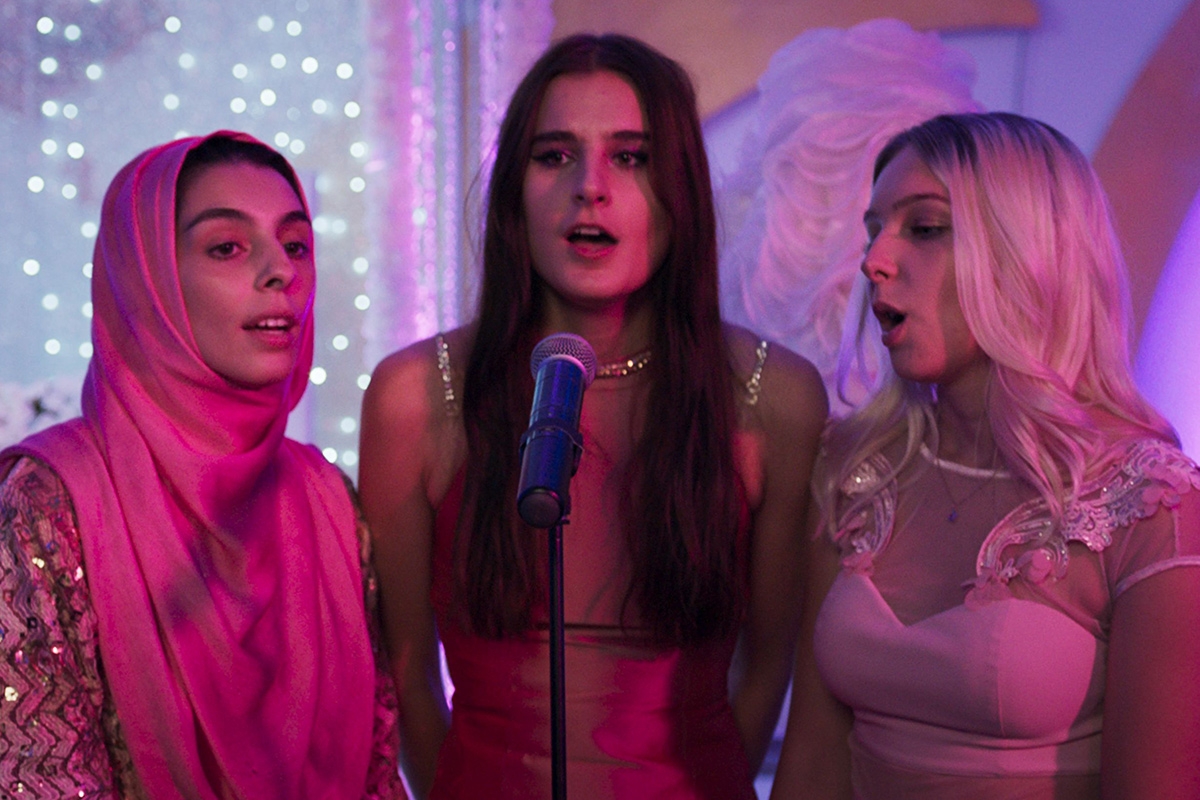 Drei Frauen in Pink singen