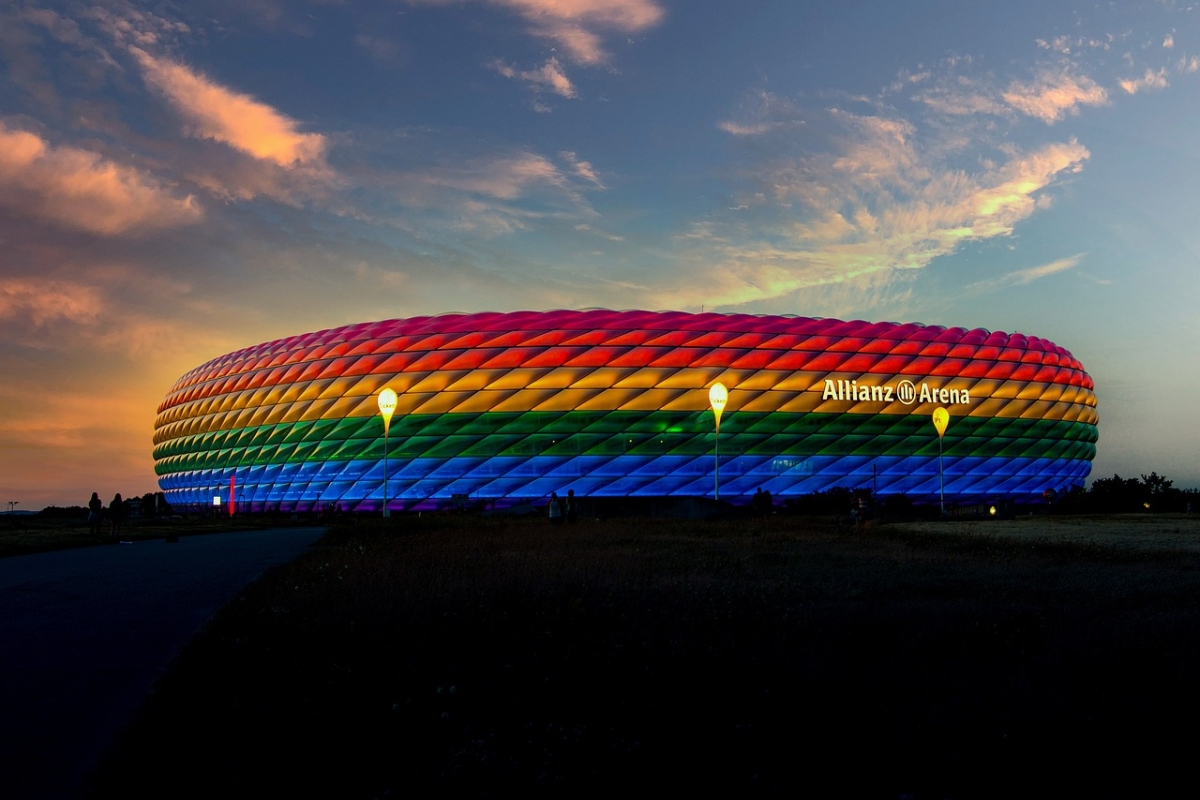 Die Münchner Allianz-Arena in Regenbogenfarben beleuchtet