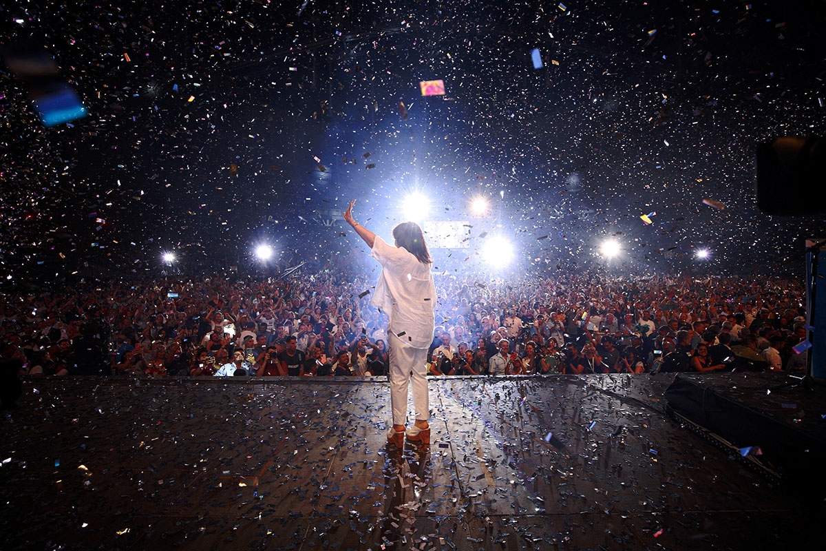 Cristina Fernández de Kirchner winkt von einer Bühne