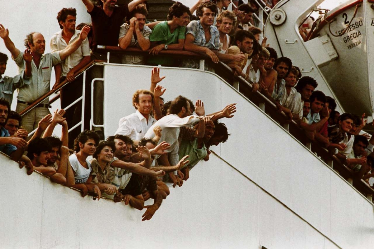 Menschen winken von einem Schiff aus