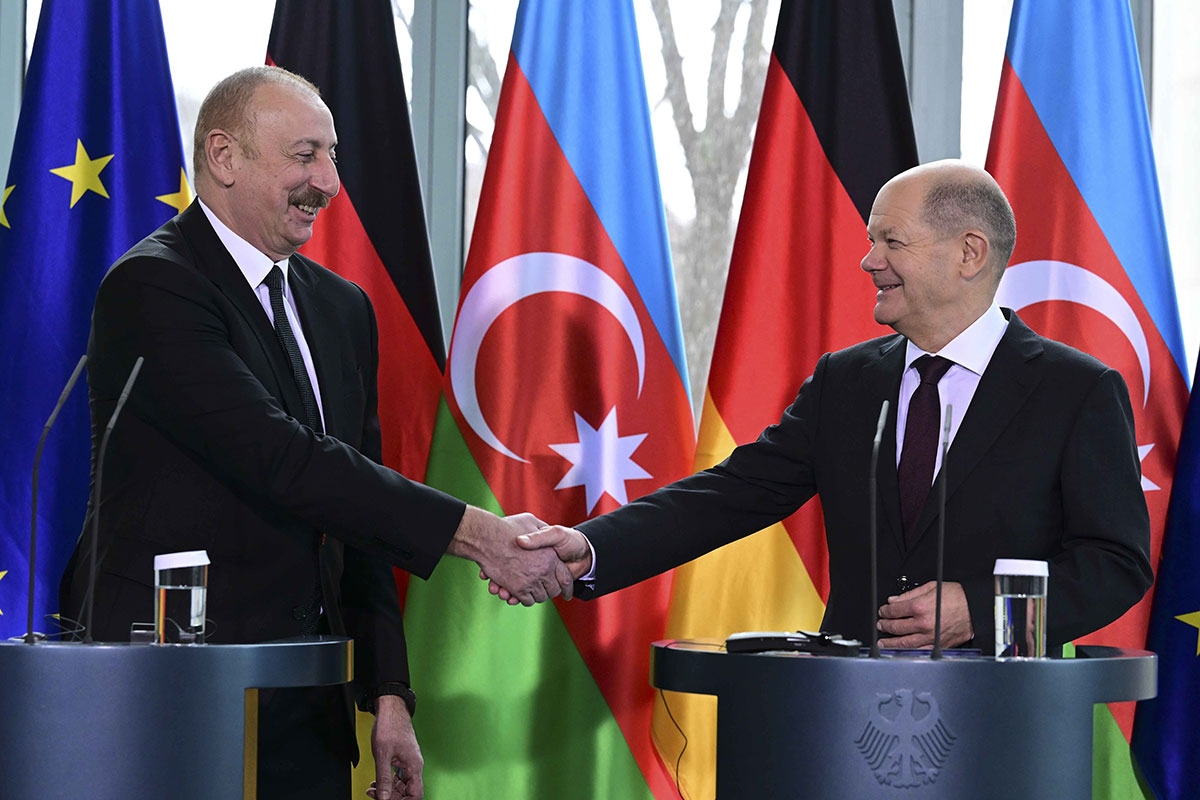 Bundeskanzler Scholz (r.) und Aserbaidschans Präsident Ilham Aliyev