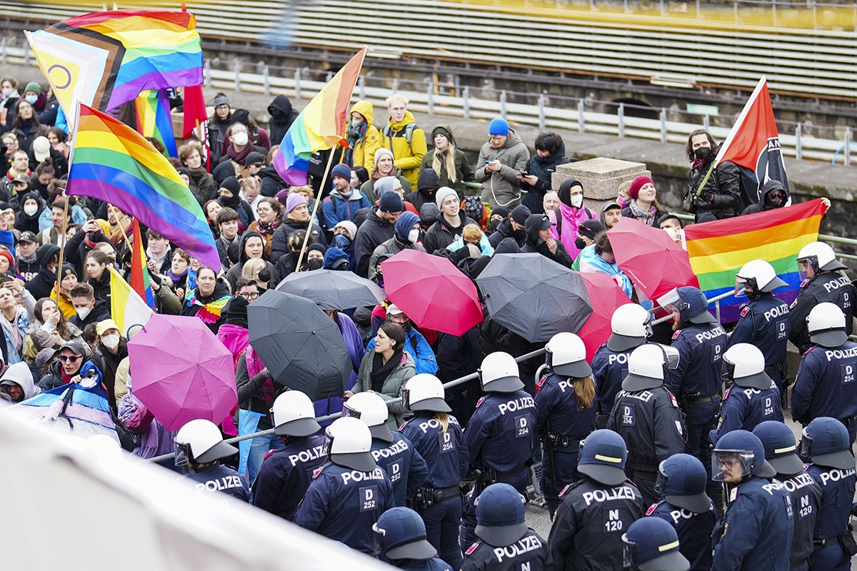 Antifaschistische Gruppen vor dem Wiener LGBT-Community-Zentrum »Türkis Rosa Lila Villa«