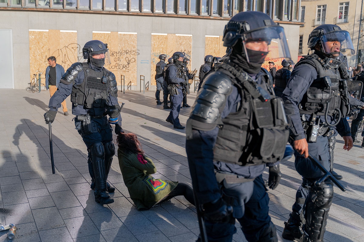 Polizisten bei einer Demonstration in Rennes