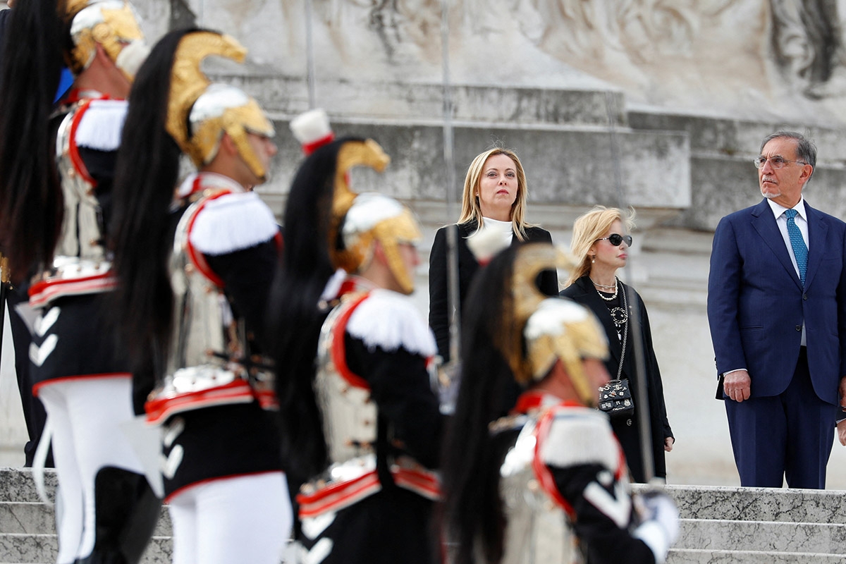 Ministerpräsidentin Meloni und Senatspräsident La Russa am Grab des unbekannten Soldaten in Rom