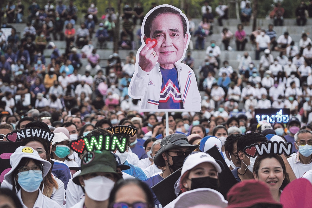 Unterstützer halten in Bangkok ein Bild von General Prayut Chan-o-cha hoch