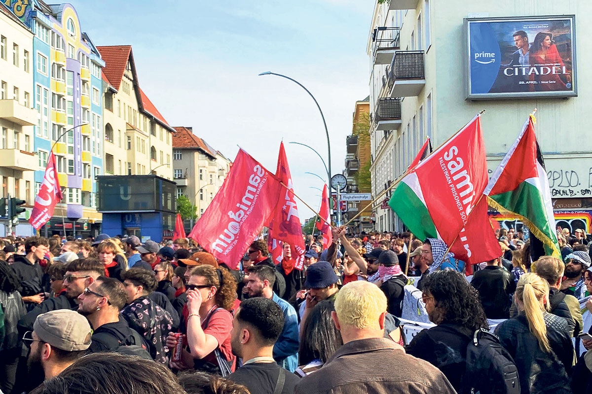 Teilnehmer der »revolutionären 1.- Mai-Demonstration« in Berlin-Neukölln