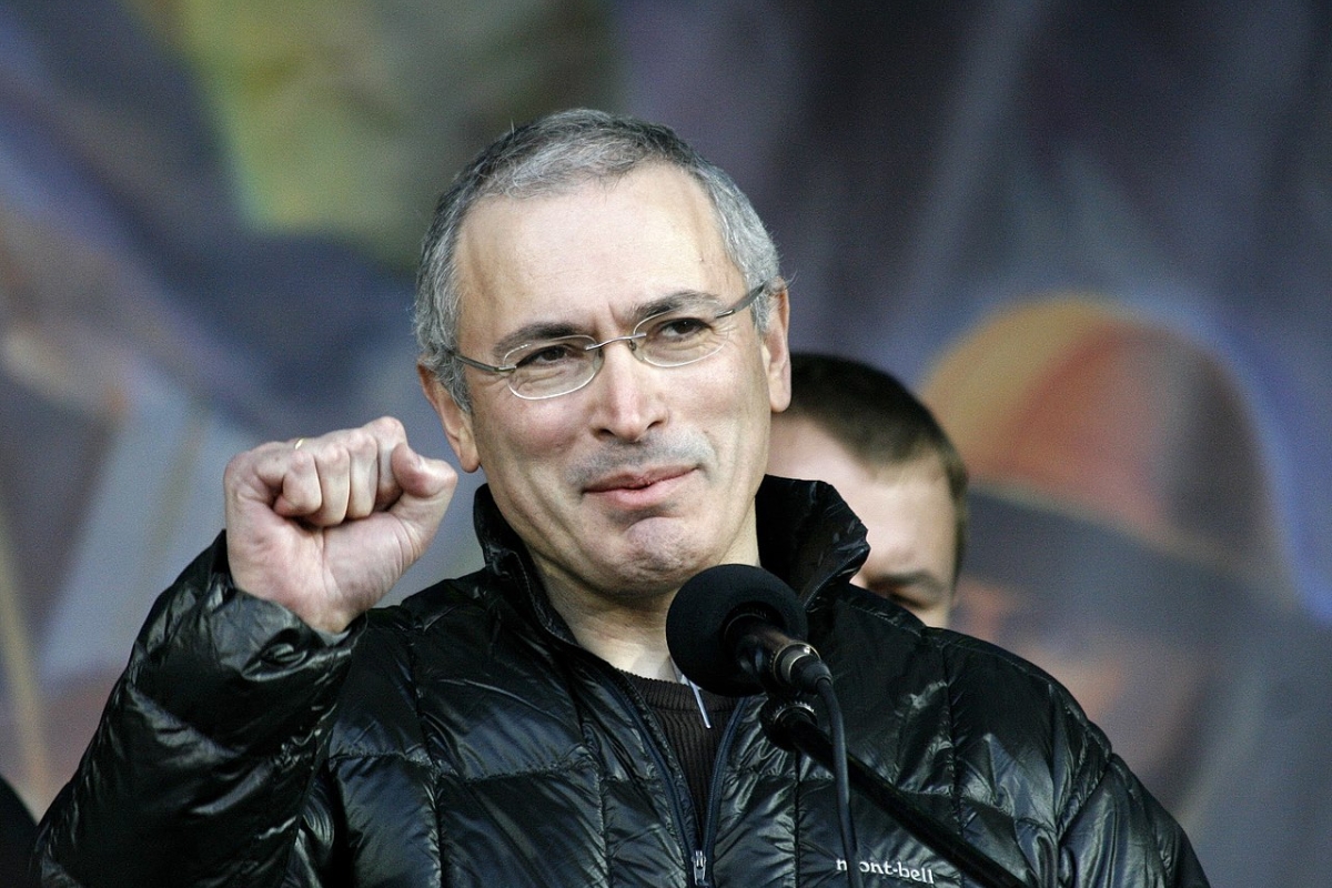 Michail Chodorkowskij mit erhobener Faust hinter einem Mikrofon