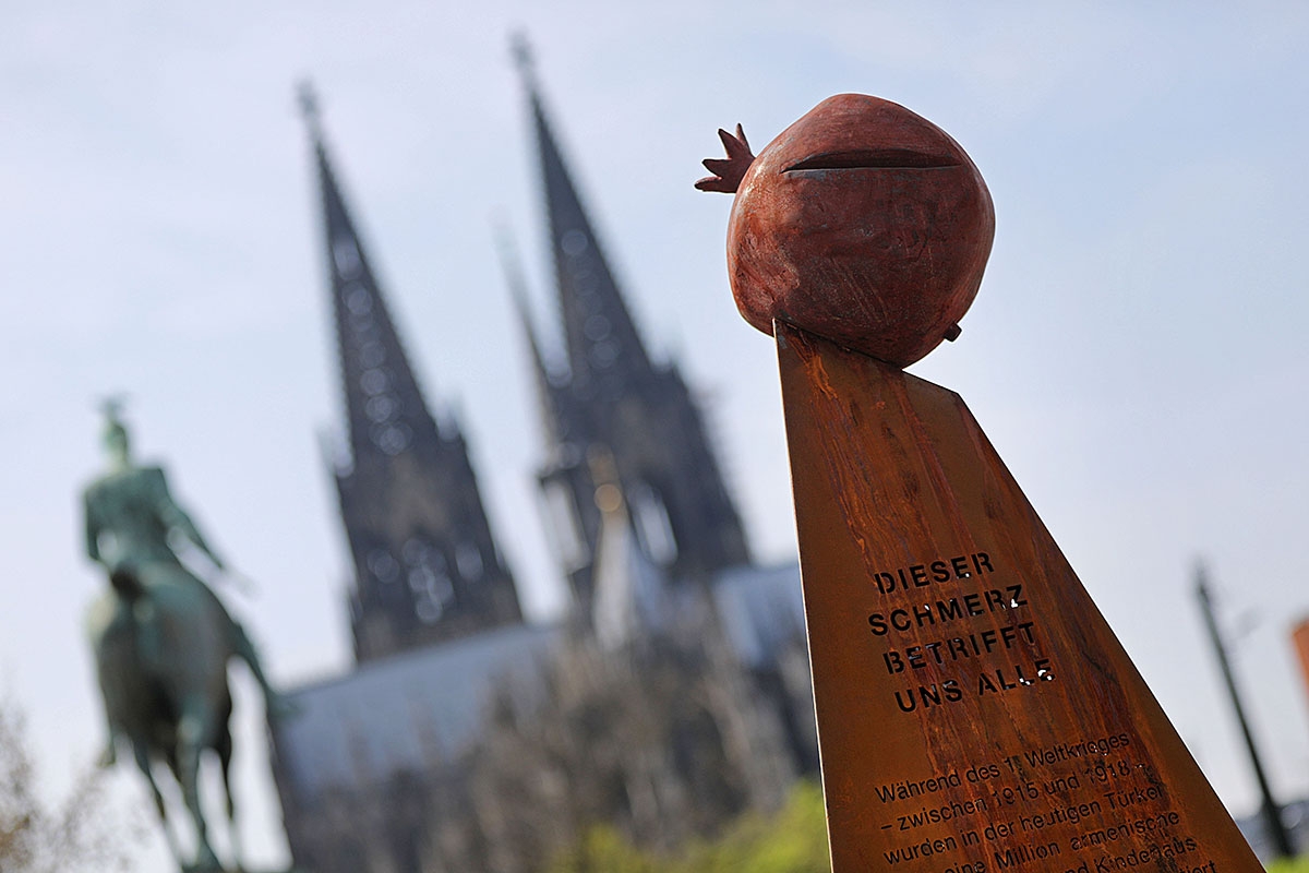 Denkmal für den Völkermord an den Armeniern auf der Hohenzollernbrücke in Köln